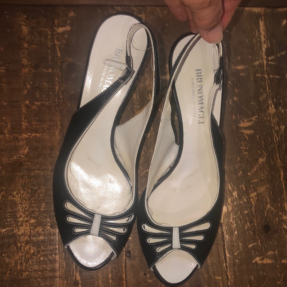 VGUC BrunoMagli Navy/white peep toe kitten sling back heels